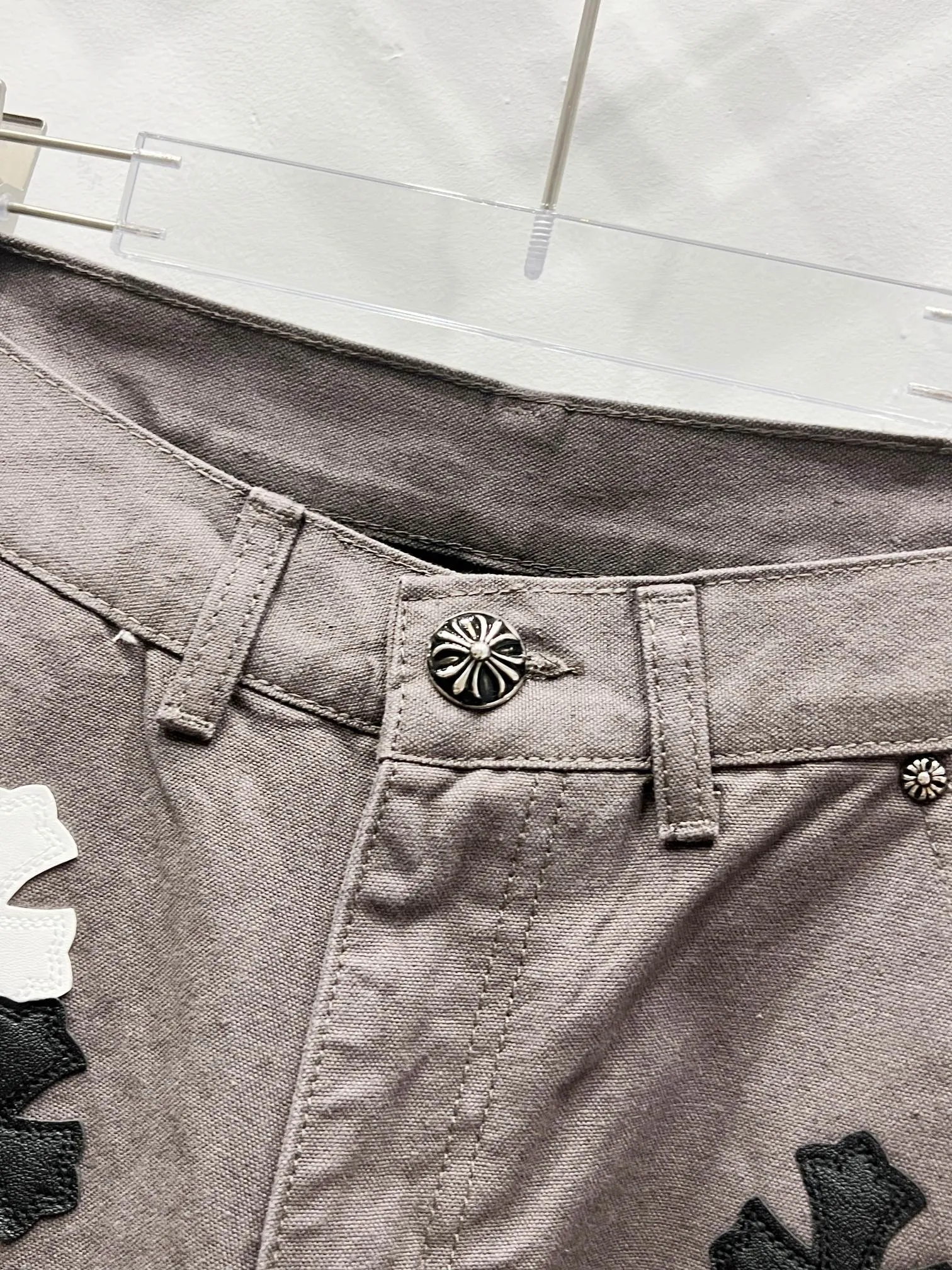 P260 Style number: (c038) Chrome hearts Cross patch leather jeans workwear logging pants Chrome hearts logging pants are here! ! ! CH Croix Heart Double Knee Cross Patch Leather Bo1 Style Logging Pants Straight-leg Work Pants B136 Croix Heart Cross Sanskrit Overalls Price 4W Level, Patched Cross Pattern Decoration, High Waist Washed Jeans! ! Absolutely high-end luxury products, 1.9W level god-level single products, super popular products, made by top heavy industry, not to be missed. About Zangyin, this is an extremely luxurious fashion brand, which can also be called the nobles of the high street. It has always been an exclusive brand of some hipsters or rich second generation. Compared with ordinary high streets, it is more luxurious and noble. Compared with luxury brands, it has a more fashionable personality and has always been a brand that I have a special liking for. Imported yarn is custom-woven into a high-density twill canvas, which ensures a crisp silhouette while also making the fabric feel very delicate. It follows the B01 classic silhouette, with a crisp and stylish upper body. The ready-made garments are stone-ground and fermented and can be matched with any style. Buttons and zinc are washed with genuine YKK retro metal products. Double-layered canvas on the front. Perfect details. All hardware is perfect. Size: s-XXL Color: Gray